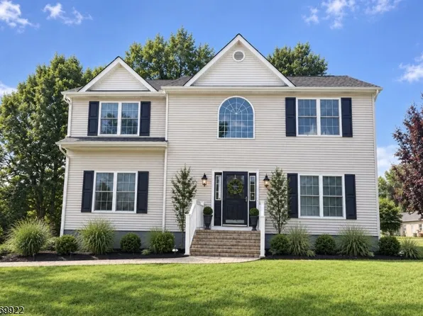 1 Heather Hills Rd, Washington Boro, NJ 07882