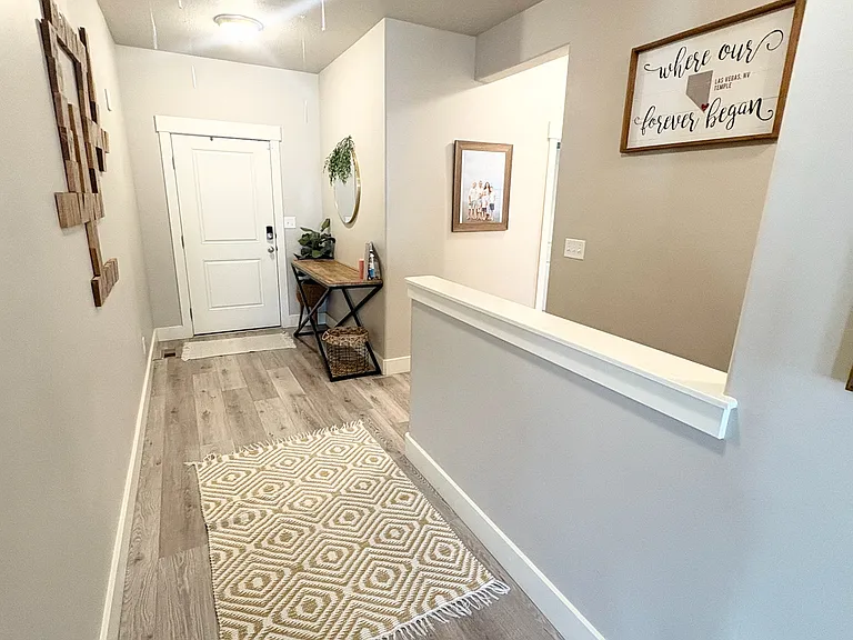 1128 N Coachman Ln — Photo 4