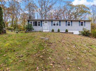 26 Ledgewood Dr, Gales Ferry, CT 06335
