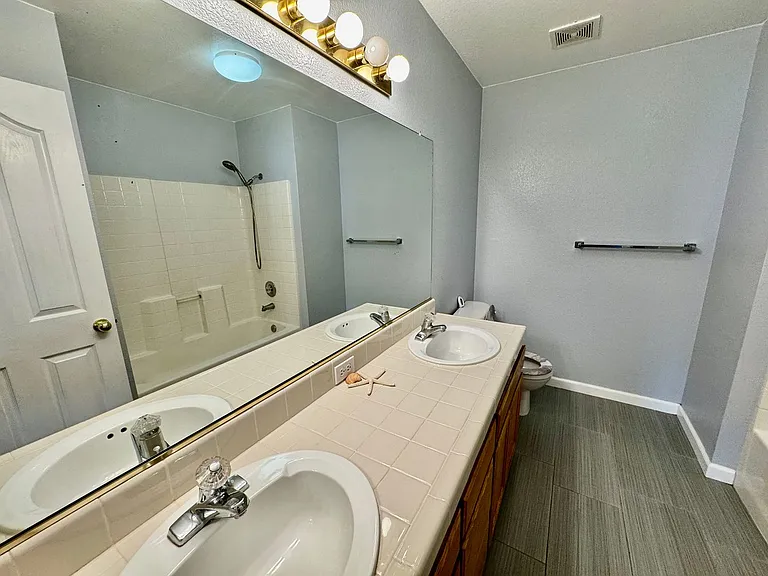 1037 Sandra St — Photo 15