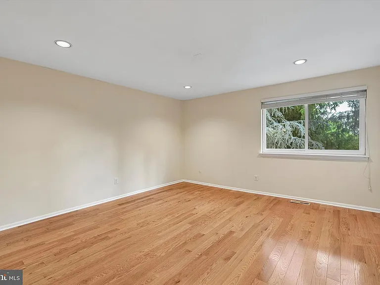 156 Eaton Dr — Photo 12