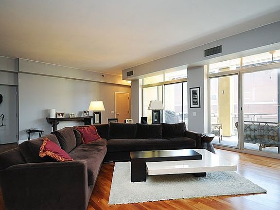 4th image of 720 N Larrabee St APT 204