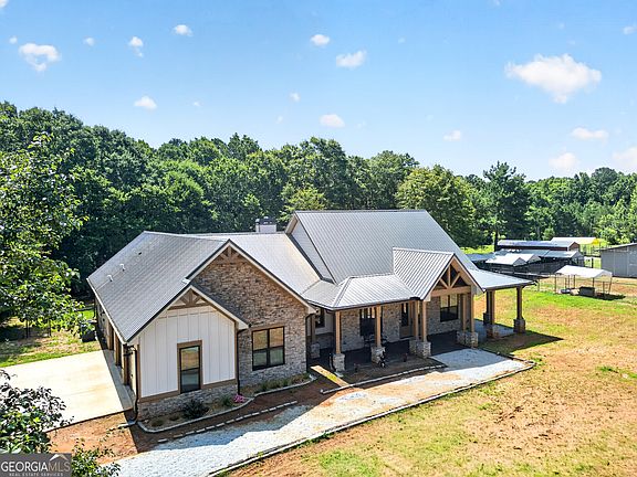 3rd image of 289 Maple Dr