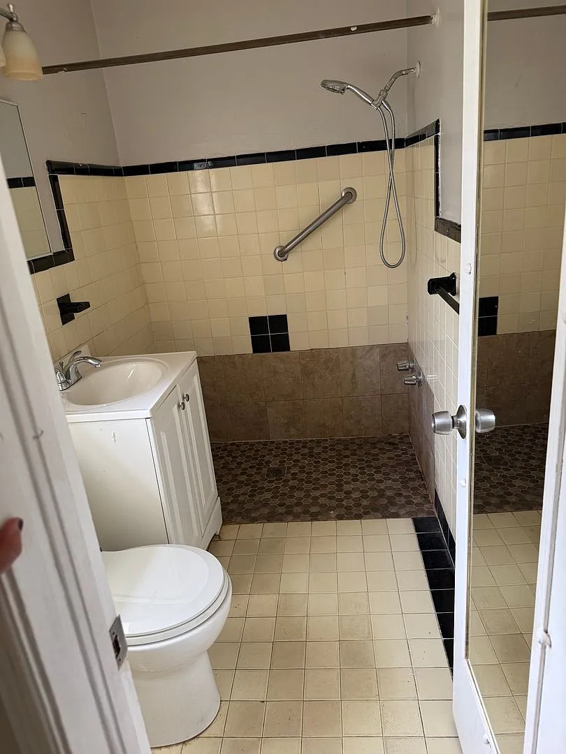 Charming 1-Bedroom Retreat in the Heart of Dunedin — Photo 3