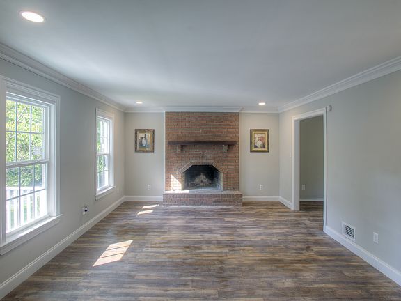 Main living room w/fireplace