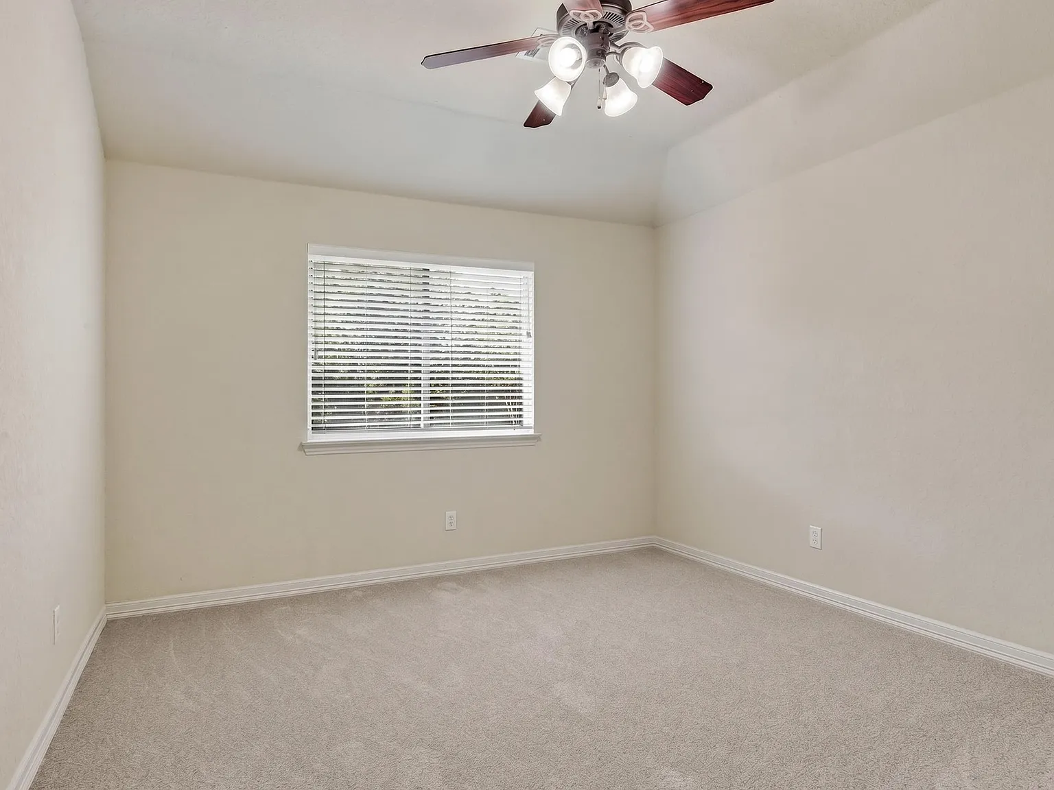 5 bed, 3715 sqft, $3,995 — Photo 4