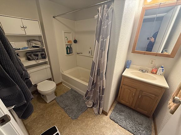 4th image of 215 W 6th St
