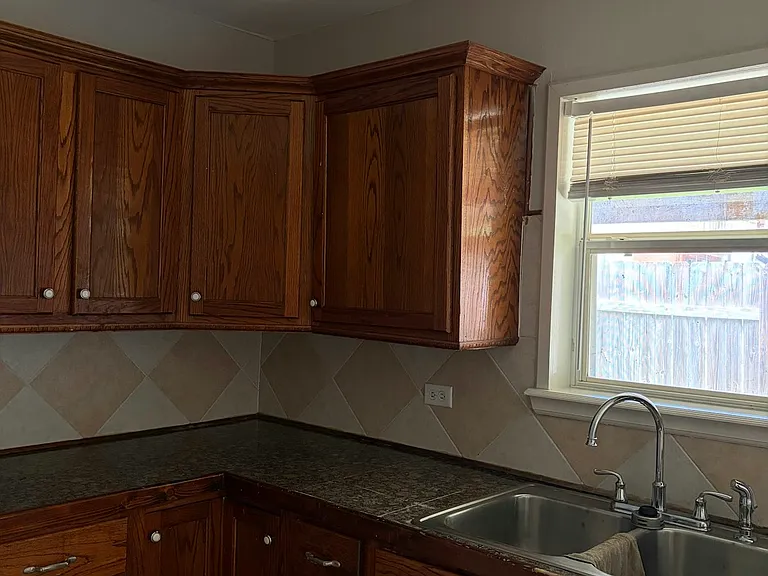 1680 Hofheinz St — Photo 3