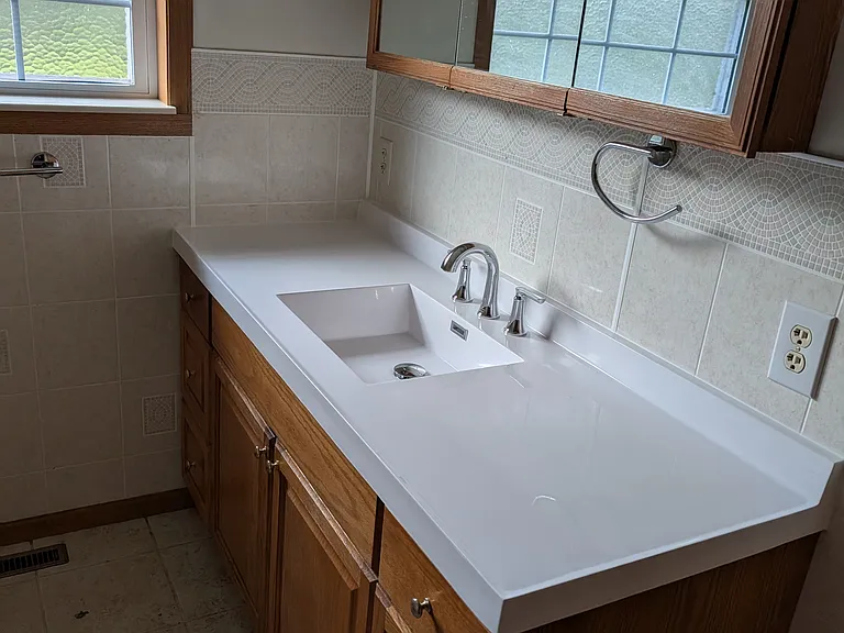 bathroom next to master br