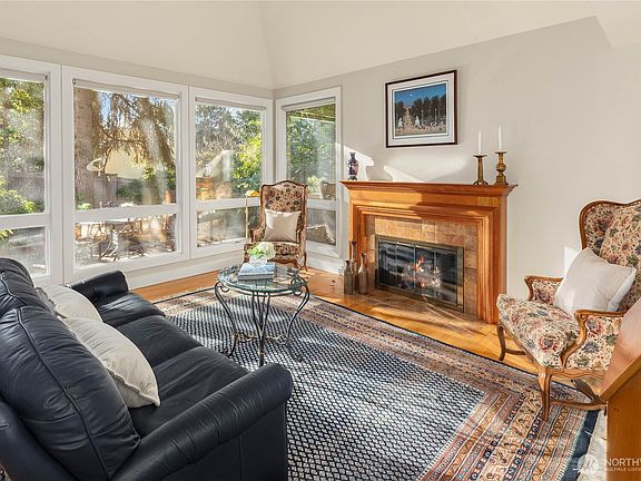 2nd image of 1708 Bellevue Way NE