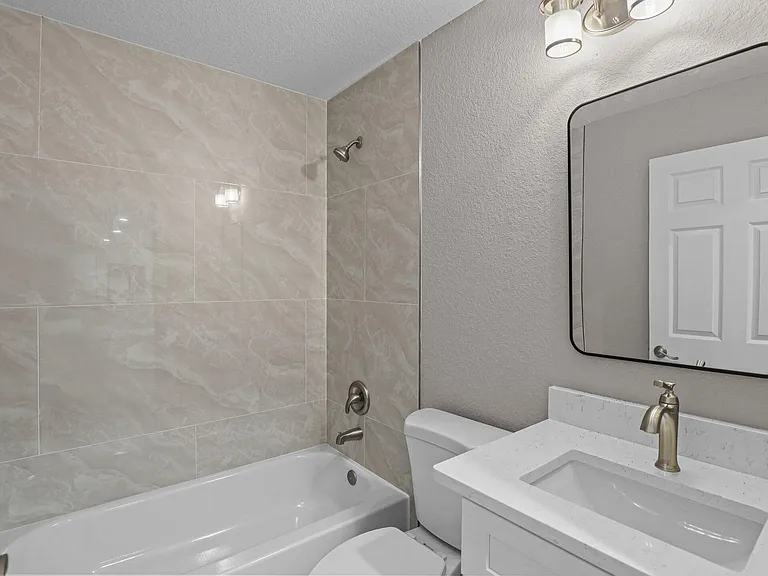 4611 Sunset Blvd — Photo 14