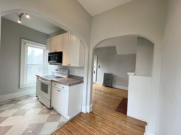 5th image of 52 Woodward Ave Unit 4