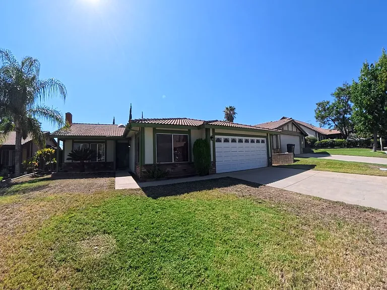 24052 Royale St — Photo 1
