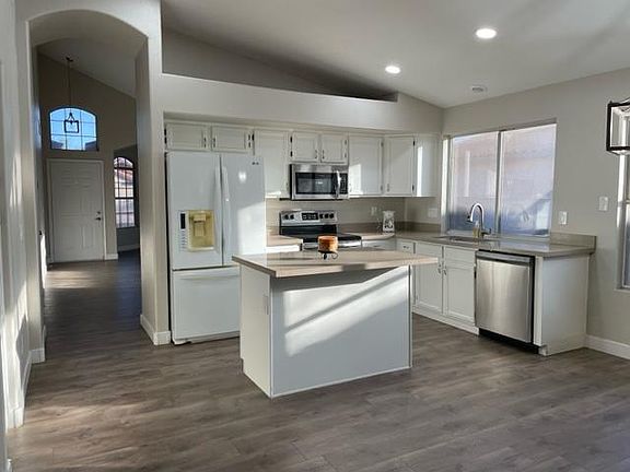 5th image of 4121 E Alder Ave