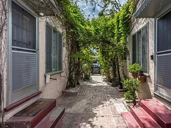 3rd image of 812 N Poinsettia Pl #3/4