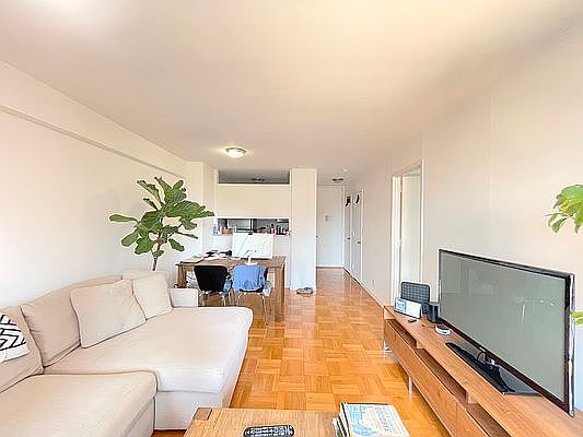 4th image of 235 W 56th St Floor 40