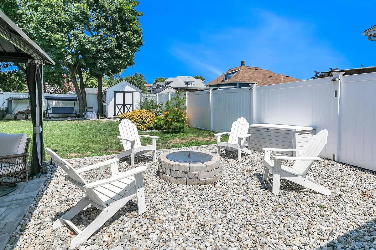 3 bed, 2.0 bath, 1629 sqft, $4,200 — Photo 2