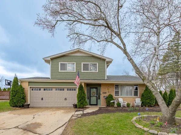 333 Bramble Ln, Schaumburg, IL 60193