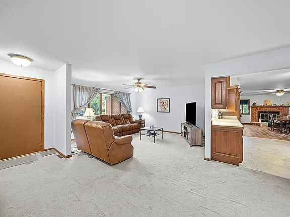 4 bed, 2026 sqft, $2,980 — Photo 4