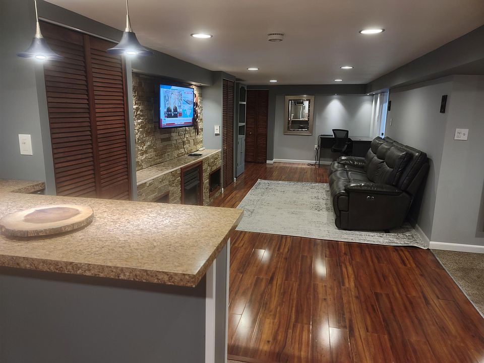 1st image of 13-13 Floral Ave #1X