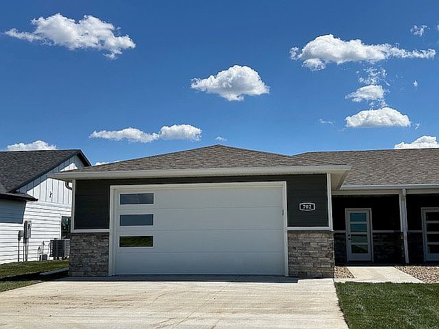 Twin home w/ 2-car garage