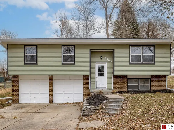 8907 Lee Dr, Bellevue, NE 68147
