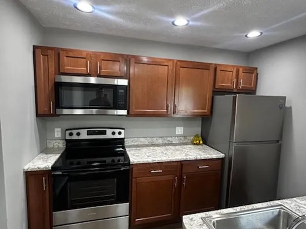 27 Nottingham Dr, Chatham, IL 62629