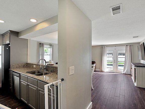 4th image of 301 Lakeview Dr