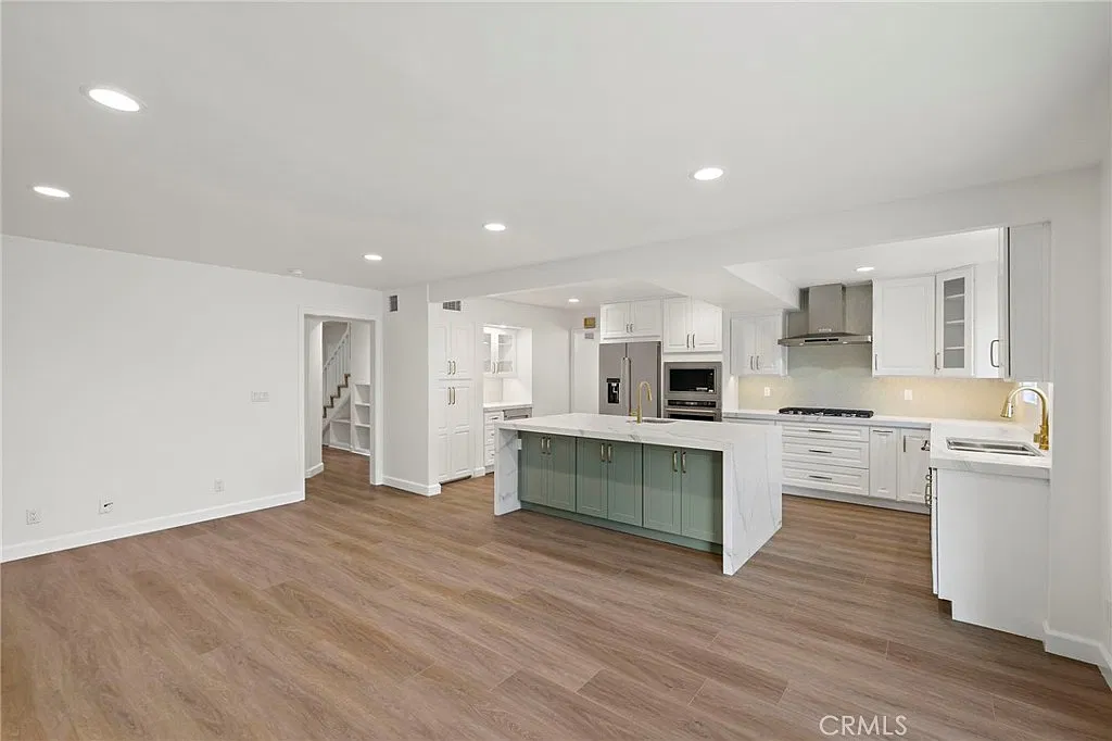5 bed, 2563 sqft, $7,850 — Photo 4
