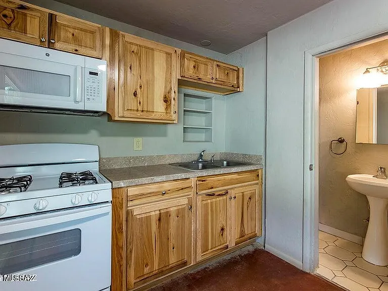 2110 E Water St — Photo 3