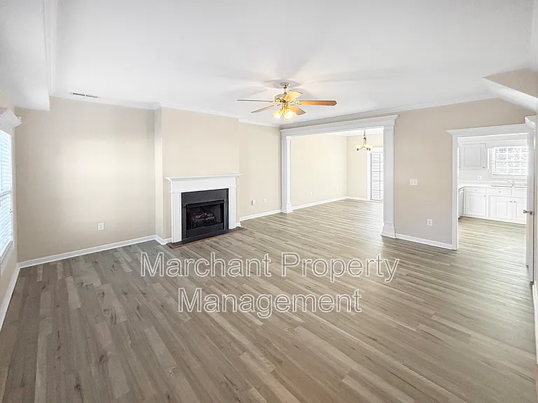 215 Rexford Dr — Photo 4