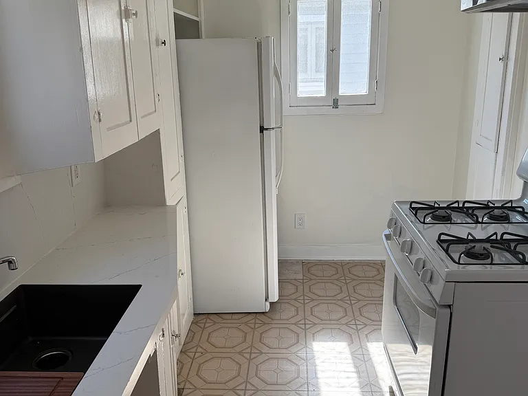 1170 1/2 N Sierra Bonita Ave — Photo 5