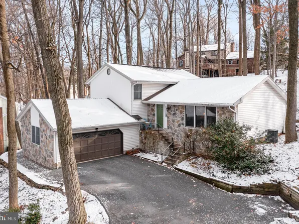 1466 Springhill Dr, Hummelstown, PA 17036
