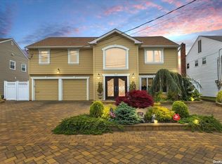 4053 Greentree Dr, Oceanside, NY 11572