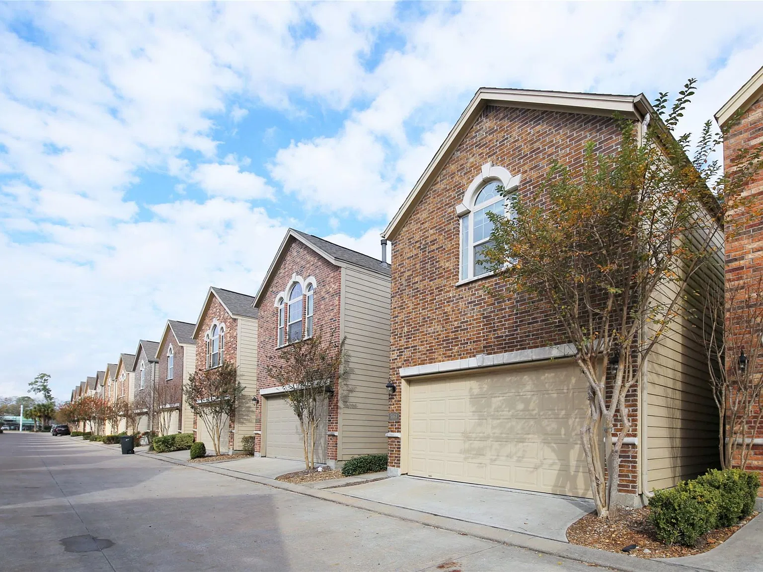 3 bed, 2.5 bath, 2133 sqft, $2,500 — Photo 2