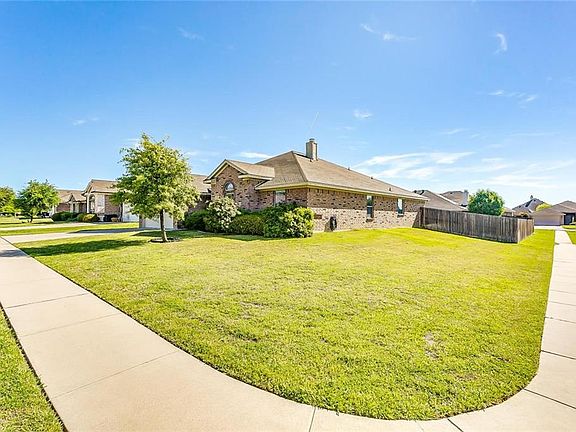4th image of 717 W Sheila Cir