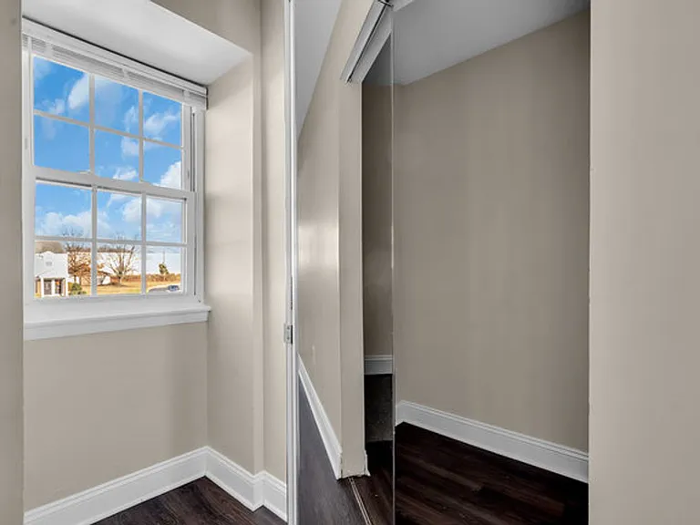 Chateau Apartments — Photo 22