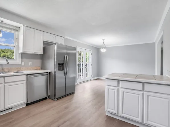 102 Winston Ct, Clarksville, TN 37042