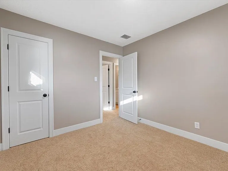 2445 Avenue I — Photo 12