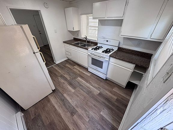 2nd image of 2918 Walnut St #1