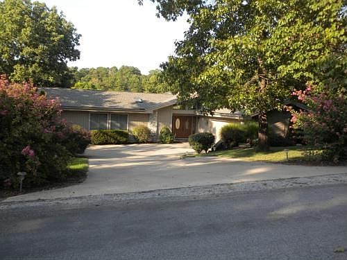 2nd image of 4 Deerhurst Ln