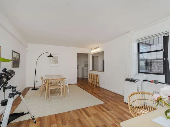 2821 Kings Highway image 12 of 22