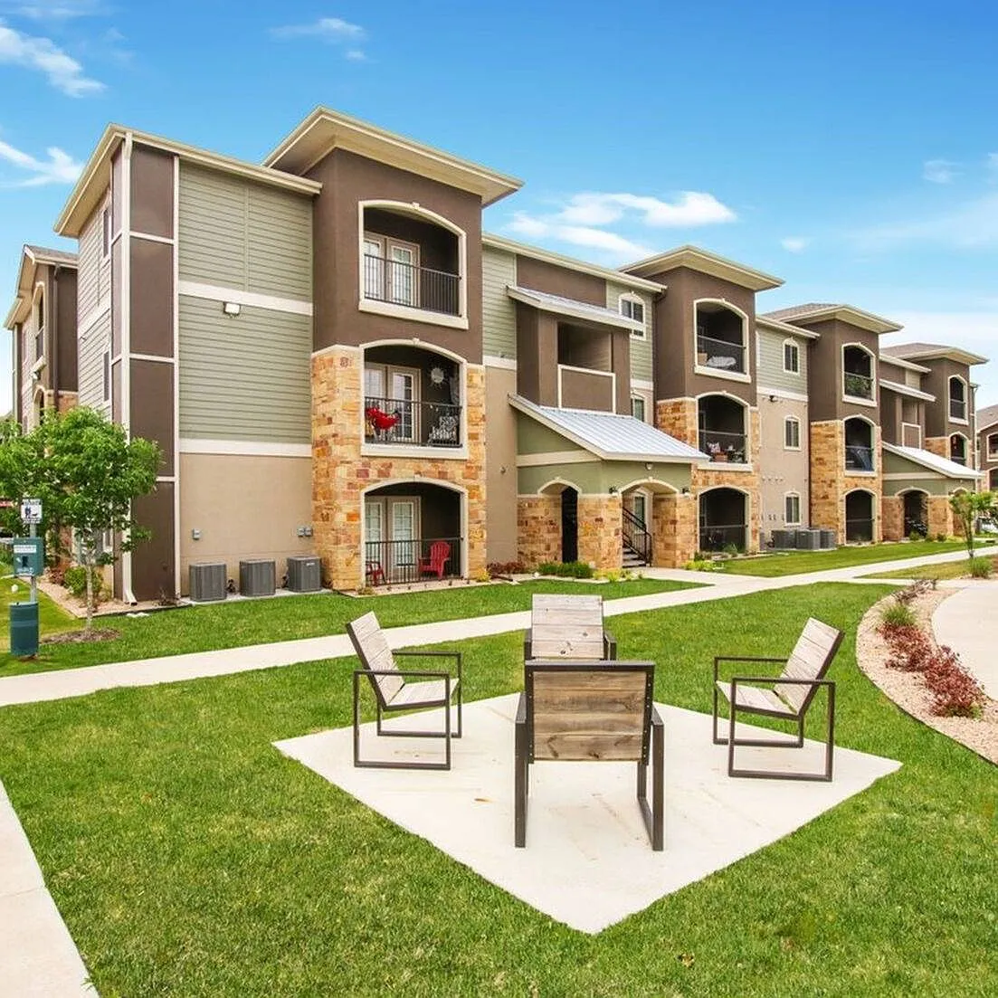 Lone Oak Apartments — Photo 3