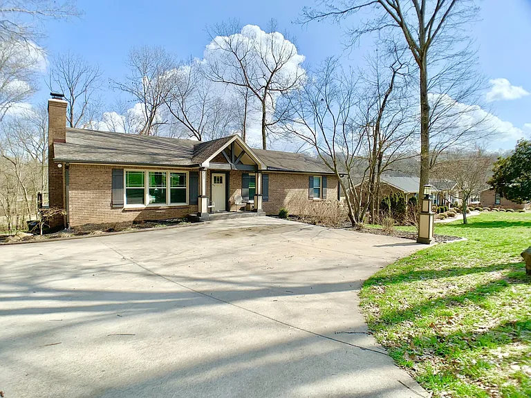 423 Rivermont Dr — Photo 3