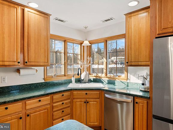 5th image of 1596 River Rd