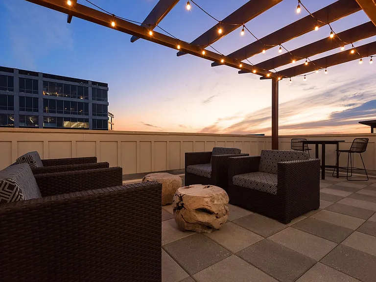 Troubadour Apartments — Photo 92