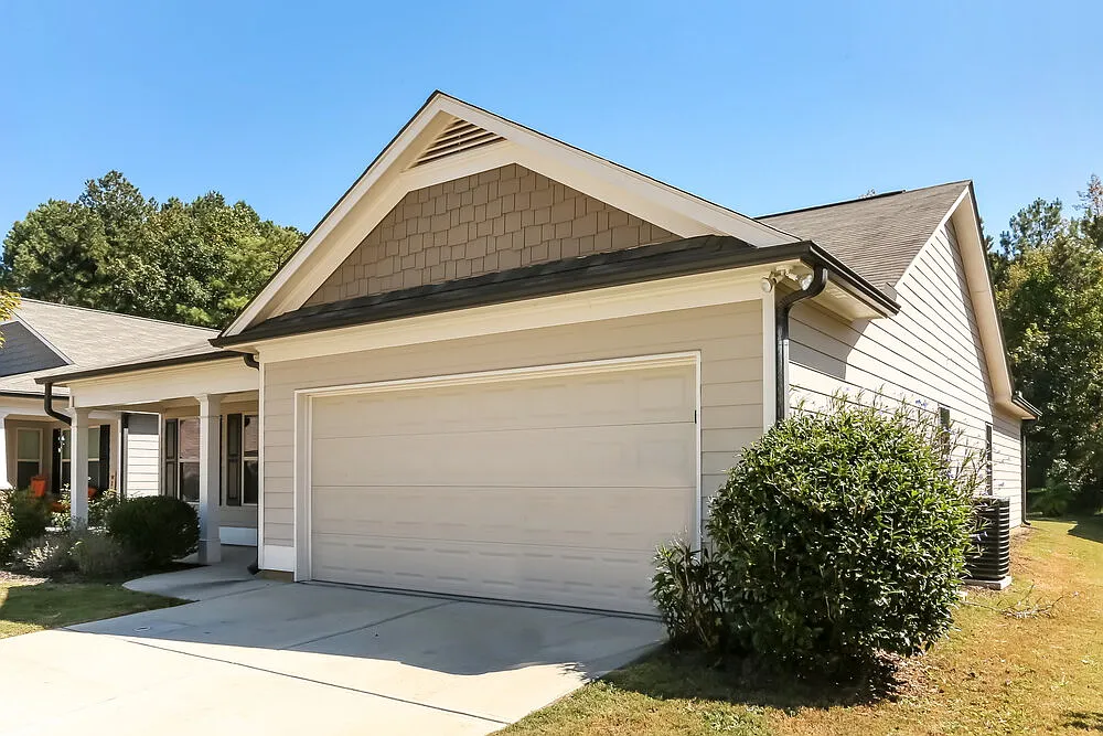 3 bed, 2.0 bath, 1690 sqft, $1,985 — Photo 1