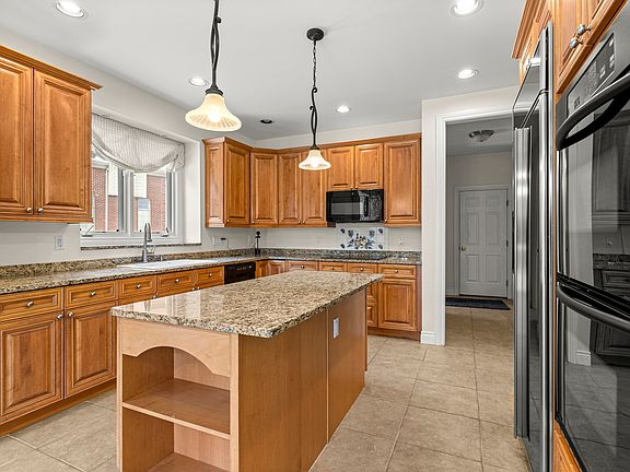5th image of 47611 Manorwood Dr
