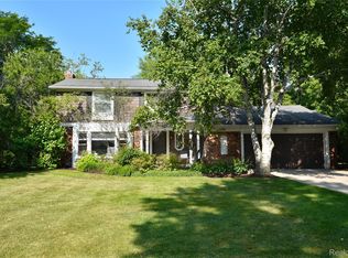 7230 Riverstone Rd, West Bloomfield, MI 48322