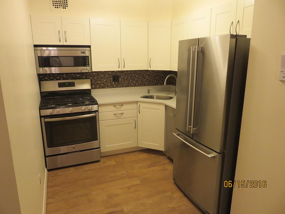 New GE Stove, Bosch Dishwasher, Microwave & Ktchen Aid Refri